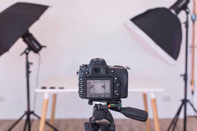 Digitale camera met onscherpe achtergrond